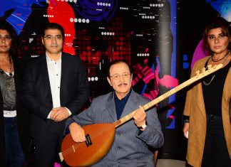 İstiklal Caddes Neşet Ertaş ile ziyaretçileri karşılıyor