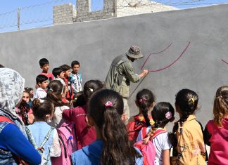 Suriye’de Savaşın Bıraktığı Yetim Çocuklar ile Resimler yaptı