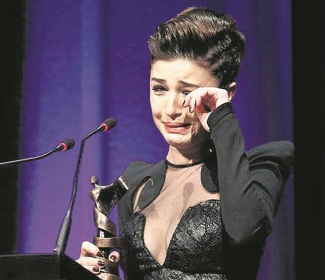 cem-yilmaz-agladigi-icin-dalgmagazin-zoom-a-gectigi-gonca-14854543_2339_m