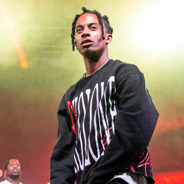 unlu-rapci-playboi-carti-konserinde-sahneden-15057777_3566_m