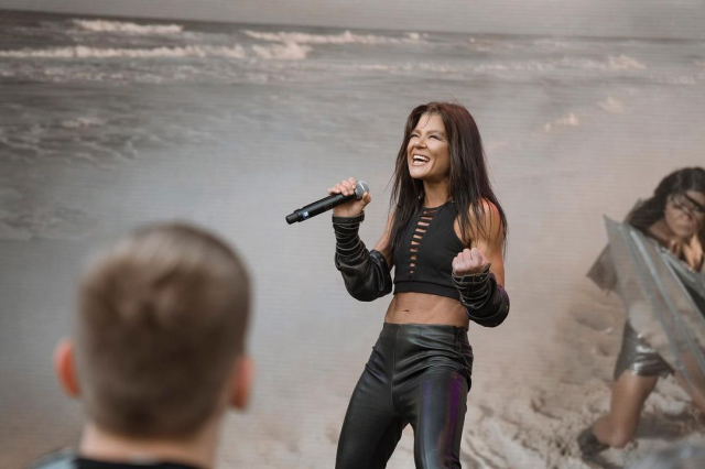 ukraynali-sarkici-ruslana-magazin-zoom-donemindeki-16357187_8732_m