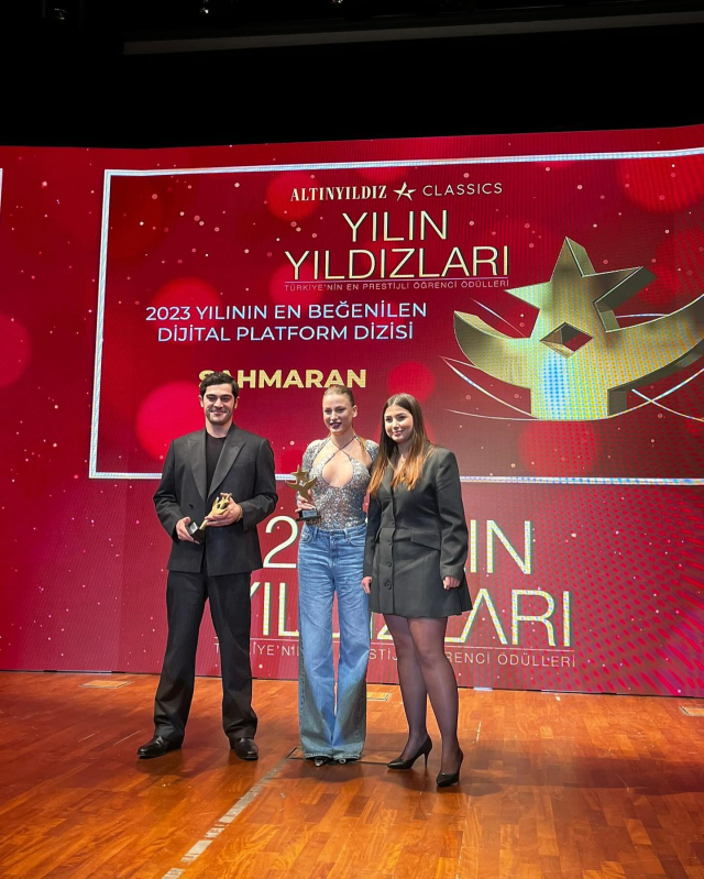odul-almak-icin-sahneye-cikan-serenay-sarikaya-16728560_2064_m