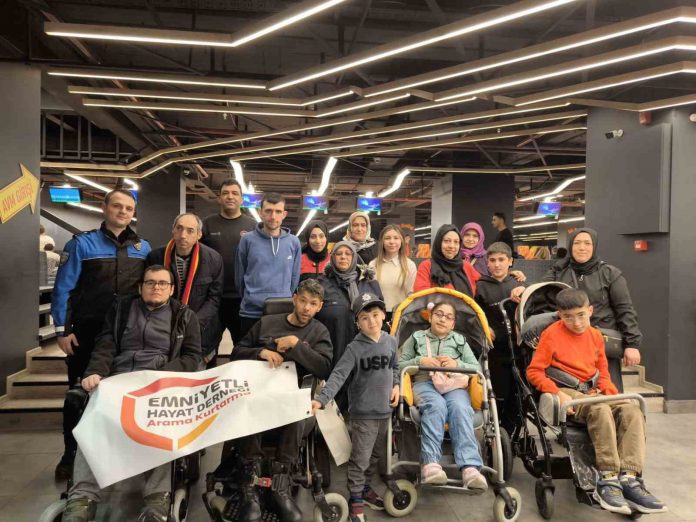 İSTANBUL'DA ENGELLİLER BOWLİNG İLE SOSYALLEŞTİ