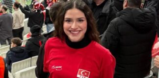 Ayşe Yüksel’in aile pozunda benzerlik detayı dikkat çekti