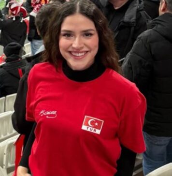 Ayşe Yüksel’in aile pozunda benzerlik detayı dikkat çekti